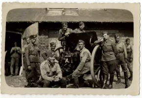 zolnierze-przy-armacie